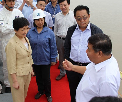 國家海事局、國家能源局領導專家考察海企港華水上躉船式LNG加注站